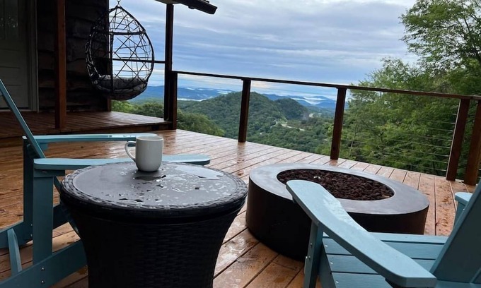 Apple Ridge Cabin | 100 mile view, 2.5 miles to downtown Blowing Rock.