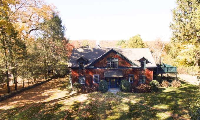 Washington House | 100% WASHINGTON! PoshPadsCT "KIRBY" 2HrsNYC, 3BR, Spa, Ski, Walking Neighborhood