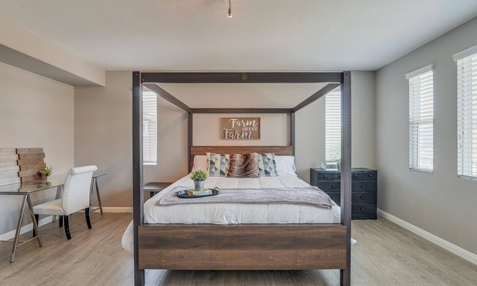 Eastvale House | 1000Mbps Súper Fast WiFi ✯ Large Group ✯ King Bed ✯ 4K Tvs