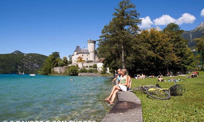 Duingt House | 100m2 house 130m from Lake Annecy. Large sunny terraces.