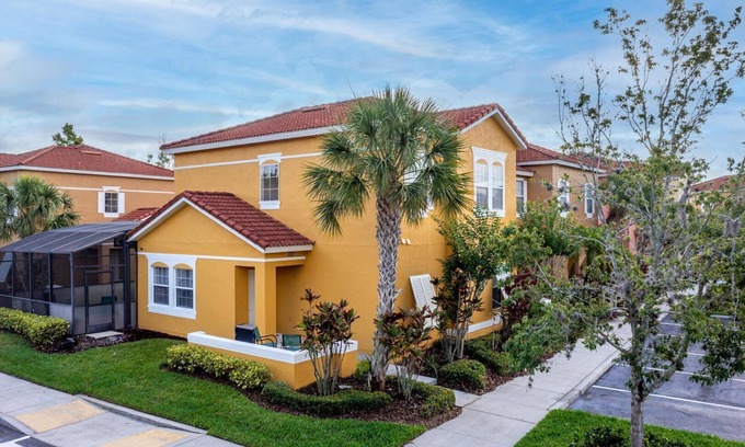 Kissimmee Condo | 101 Perfect Family Townhouse with Private Pool Near Disney & Water Parks!