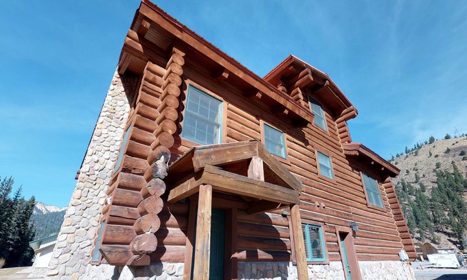 Red River House | 101 River Cabin on the River, Walk to Town, WiFi