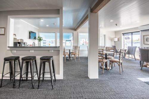 Charlevoix House | 104 Pointes North Inn