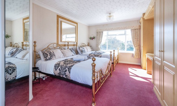 Batley House | 105 Setup for Your Most Relaxed & Amazing Stay + Free Parking + Free Fast Wifi