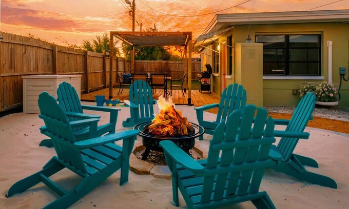 Clearwater House | 10min to Beach | TV in Each BR |Walk To Stores