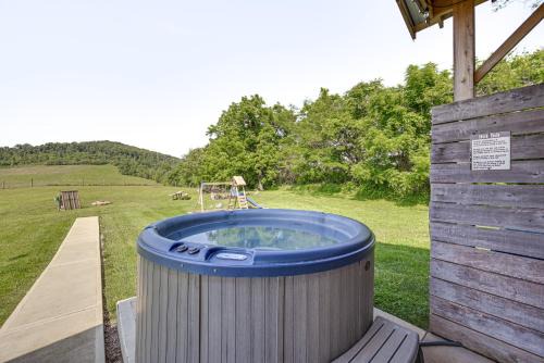 Somerset House | 11 Mi to Lake Rural Family Getaway with Fire Pit!