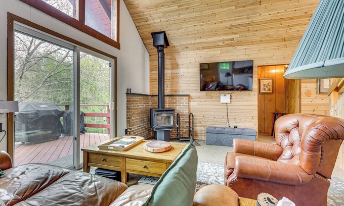 Shenandoah Cabin | 11 Mi to Massanutten: 'Shenandoah River Chalet'