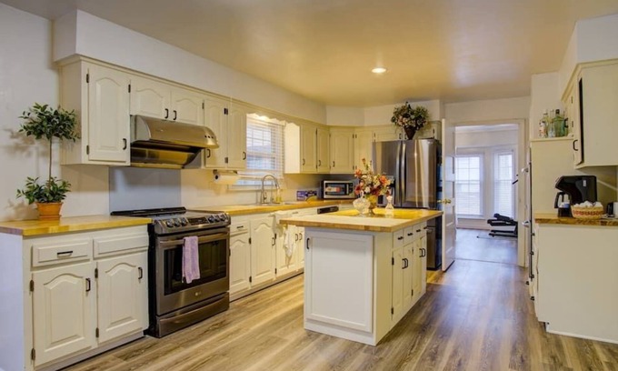 South Kansas City House | 1100 E 109th St · *NEW!* Quaint 5BR - Walk To IHOP!