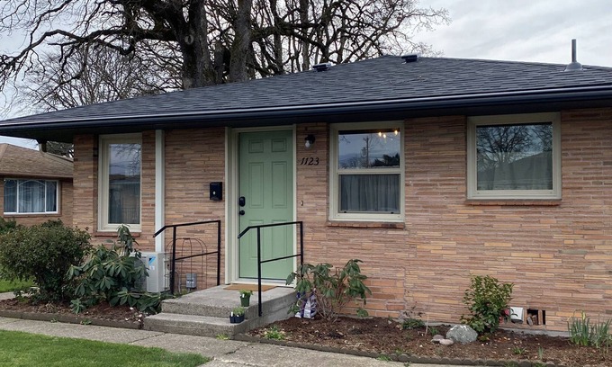 Southeast Salem House | 1123 The 3 Oaks 30 night fully furnished stay at a great price. Full Amenities!