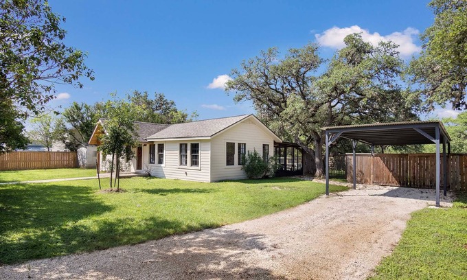 Bandera House | 11th street house -Walk to Cowboy Bar