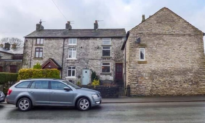 Tideswell Cottage | 12 BUXTON ROAD, pet friendly, with a garden in Tideswell