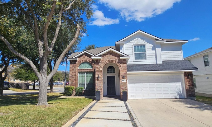 West San Antonio House | 12 Guest Home 3 minutes from SeaWorld close to Lackland AFB, and Six Flagsnn