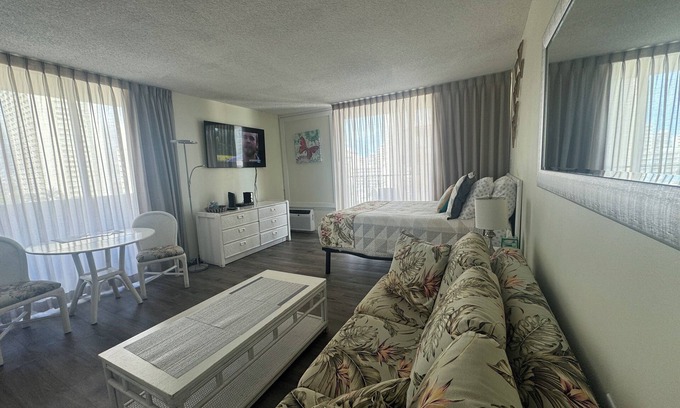 Waikiki Condo | 🌺 12 GUESTS 3 X ❤️AWESOME STUDIOS❤️ FREE PARKING 🏝️ 5MIN TO OCEAN 🏊‍♀️