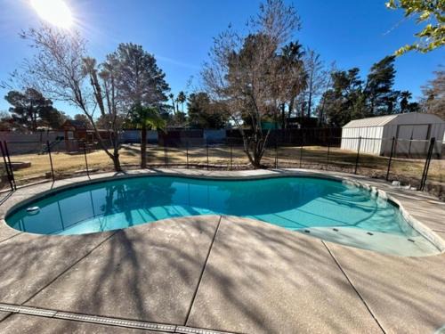Las Vegas House | 12 guests. W/Ping pong, Air hockey, Volleyball!