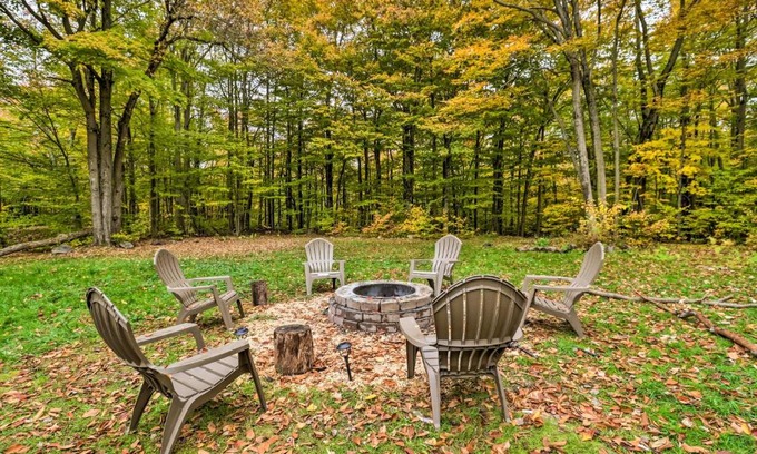 Tobyhanna House | 12 Mi to Camelback Ski Resort Home with Decks!