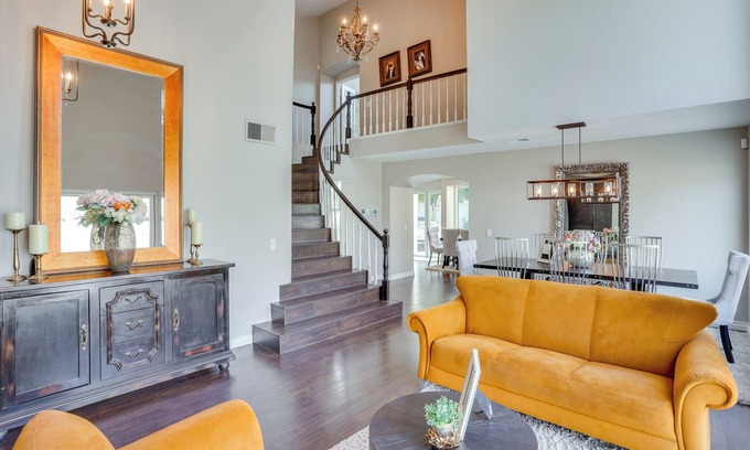 Orange House | 12 Mi to Disneyland! Sleek Suburban Home