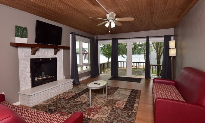Lake Delton Villa | 12 person Villa located in the heart of Wisconsin Dells
