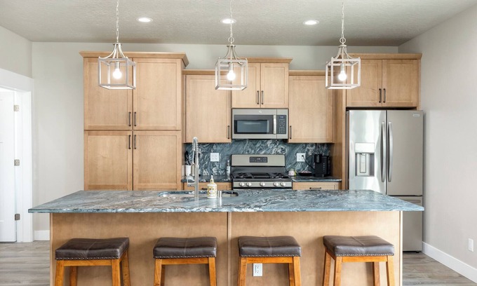 Elko House | #12 Spacious 5-bedroom, 3bathroom, 2 car garage house in Elko near Walmart