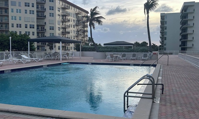 Hypoluxo Island Condo | 1224 sq fr condo on the sand in palm beach