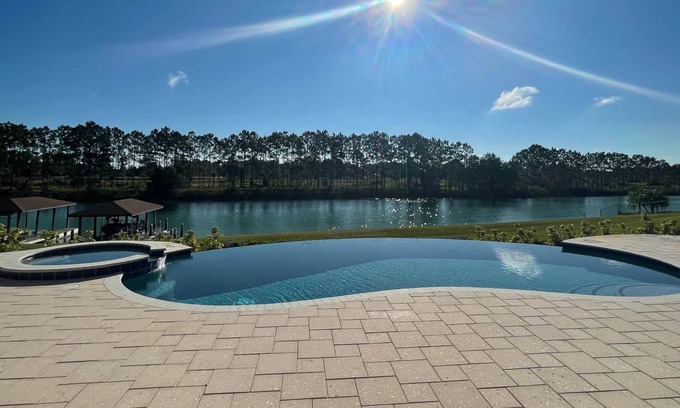 Groveland House | 12950 Bellerive drive