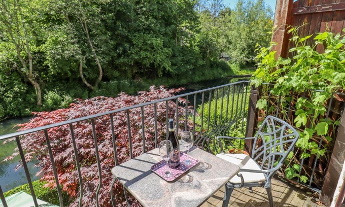 Stroud House | 13 Bowbridge Lock
