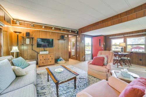 Petoskey House | 13 Mi to Nubs Nob Pet-Friendly Retreat