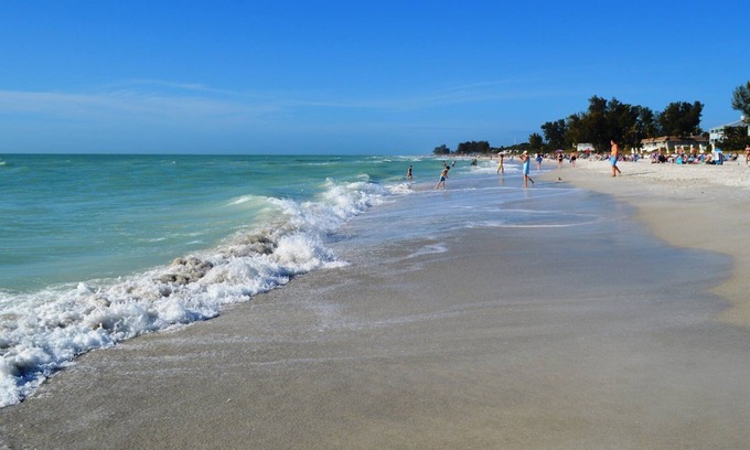 West Bradenton House | 13 MINUTES to AMI beaches, GORGEOUS NW BRADENTON, Heated Pool (See Note)