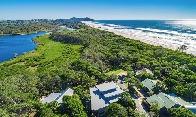 Suffolk Park Cottage | #13 Tallow Sands - Lakeview Beach house overlooking Tallow Creek