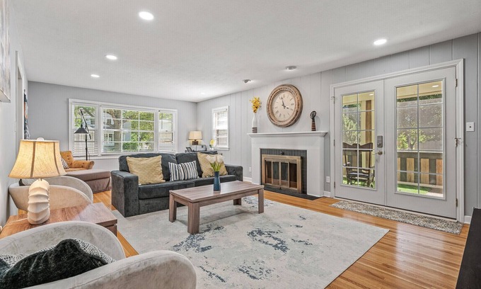 Rochester House | 1419-Walk to Mayo St Mary-Ritabnb Cheerful 5br+6baths,1 min walk to St.Marys