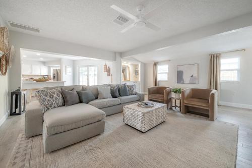Largo House | 14295 Chamberlain Ave