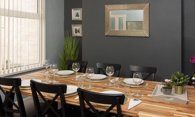Belfast House | 147 The Residence, 5 bedrooms- Free parking