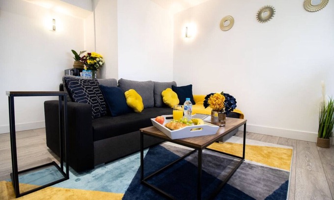 Swindon Apartment | 14CB Apartment 2 Bedroom Sleeps 4 Long Stay Disc