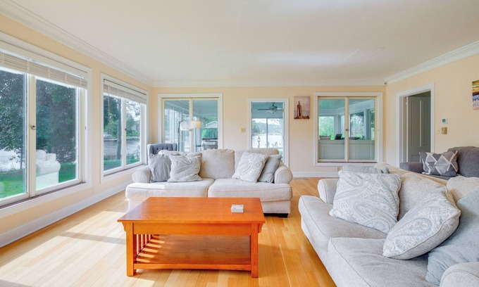 Mathews Cottage | 15 Mi to Gloucester: Waterfront Mathews Home!