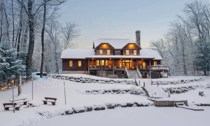Essex County House | 15 Min from Gore! 6bd/3.5bth, chef kitch, Adult Treehouse, Hot Tub, Sleeps 12