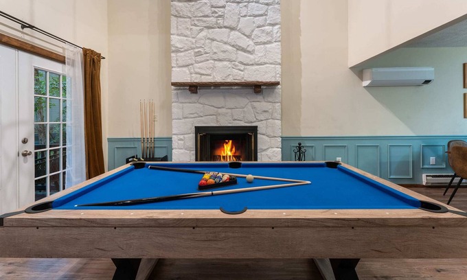 East Stroudsburg Cabin | 15 min to Camelback | Hot Tub | Game Room | Modern