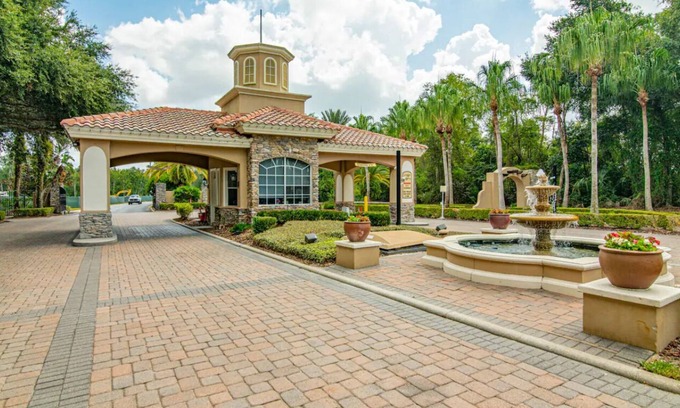 Ridgewood Lakes House | 15 mins to Disney, Heated Pool, King Beds, Golf