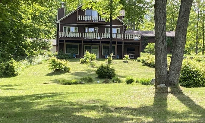 Gaylord House | 15 minutes from trail 4 or 7. Winter wonderland this year. Snowmobiles welcome