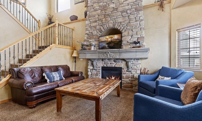 Wolf Creek House | 15 minutes to Powder Mountain with Bunks galore/game room and theater room
