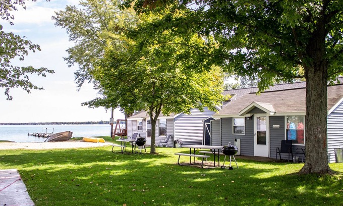 Houghton Lake Resort | 15 Steps from the Lake