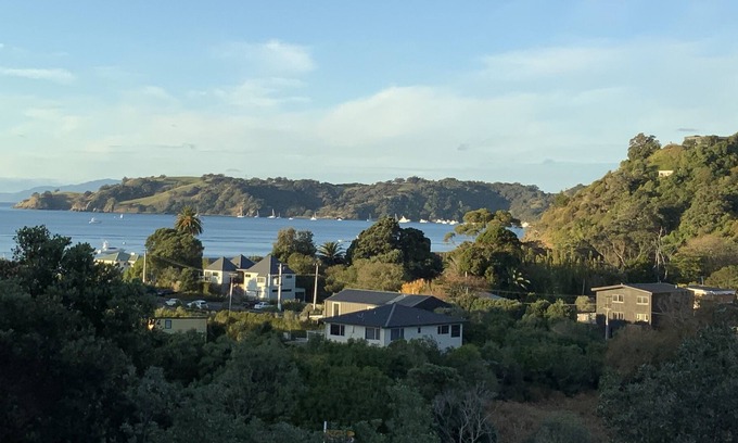 Onetangi House | 150 metres from Onetangi Beach