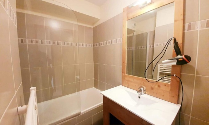 Les Claux Apartment | 150m from ski slopes, 2nd floor, swimming pool, balcony, parking, tv, ski locker, 32m², Vars