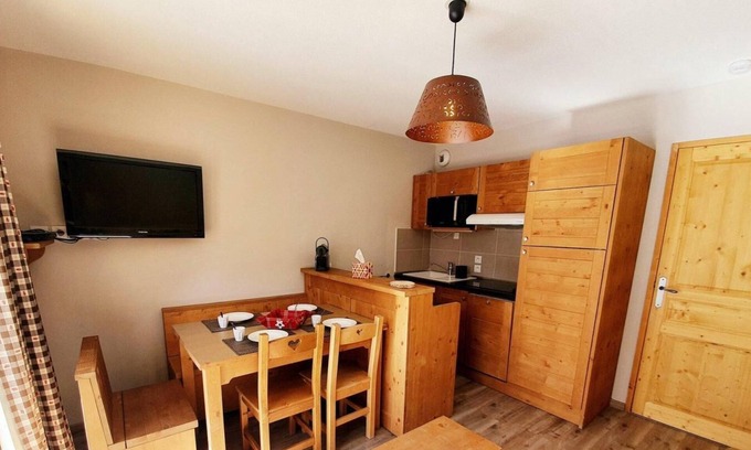 Les Claux Apartment | 150m from ski slopes, 4th floor, swimming pool, balcony, parking, tv, ski locker, 32m², Vars