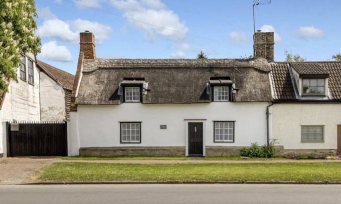 Longstanton Cottage | 15th Century Thatched Cottage