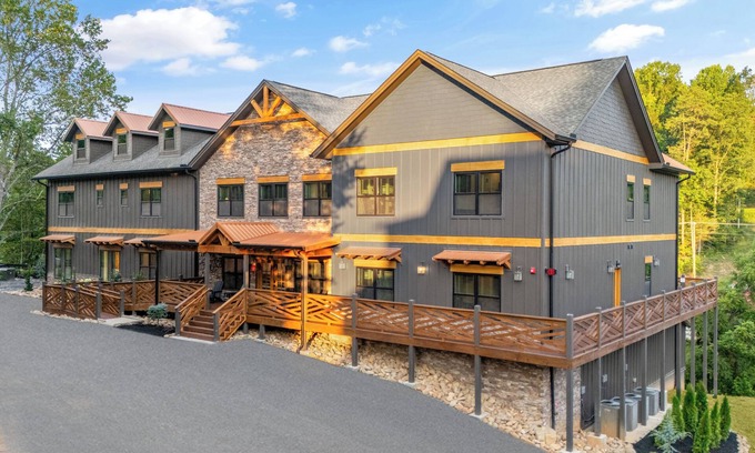 Gatlinburg - Pigeon Forge Cabin | 16 Bed - Luxury and LOADED! In the Heart of the Smokies!