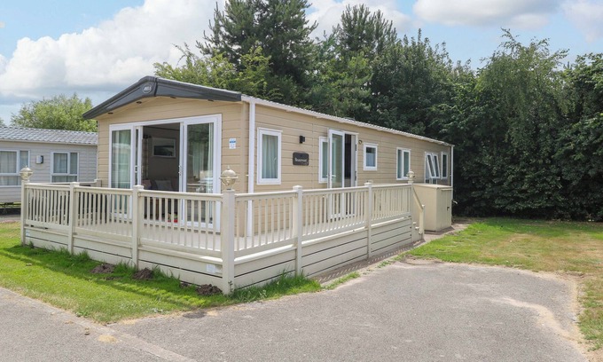Hopton Cottage | 17 CASTLE WALK, pet friendly, with a garden in Burgh Castle