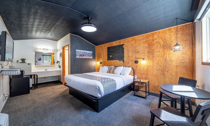 Pinnacles Entrance Badlands Hotel | 17-Hansen Inn & Cabins, Cabin, Single King, Dog Friendly, No Smoking