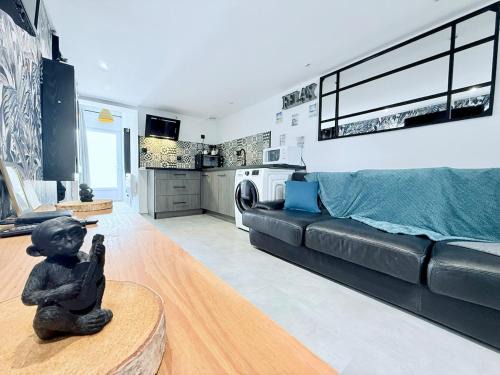 Echillais Apartment | 1753-3 L'atelier secret