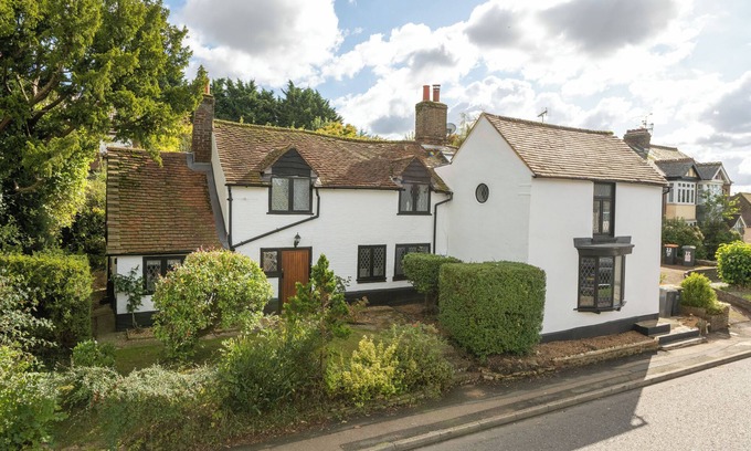 Luton Cottage | 17th century cottage nr Harry Potter Studios, train into C. London, airport.