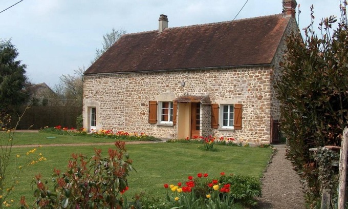 Boischampre Cottage | 17th Century House with Garden in Vrigny - Wifi Included