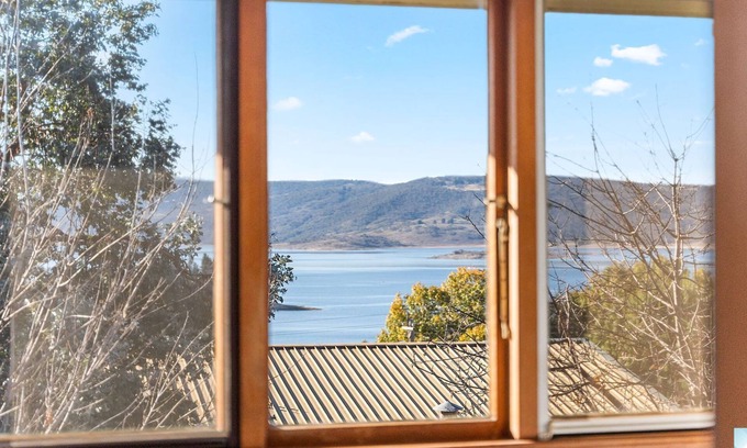 Jindabyne House | 18 Kurrajong St - 3BR l Pet Friendly l Central Location l Air-Con